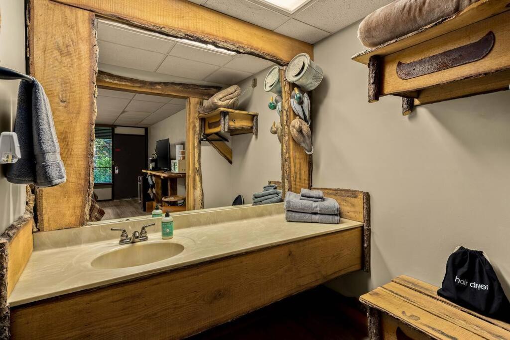 Stonegate Lodge King Bed Wifi 50 In Roku Tv Salt Water Pool Room # 101 Юрика-Спрінгс Екстер'єр фото